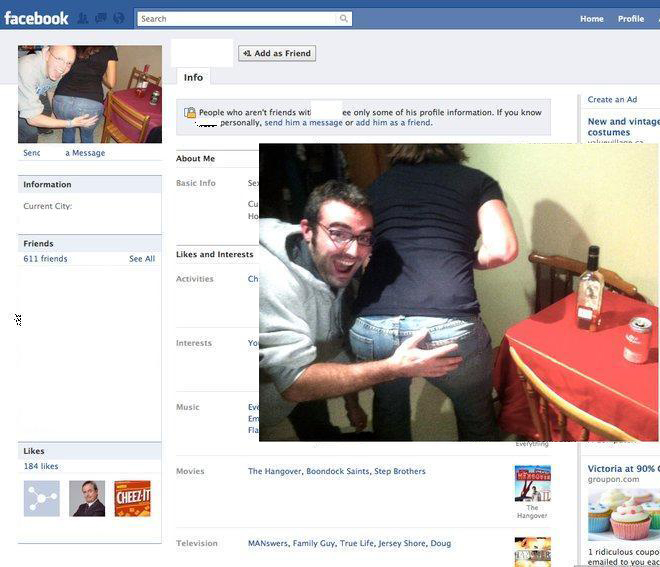 guy_dresses_up_as_facebook_users